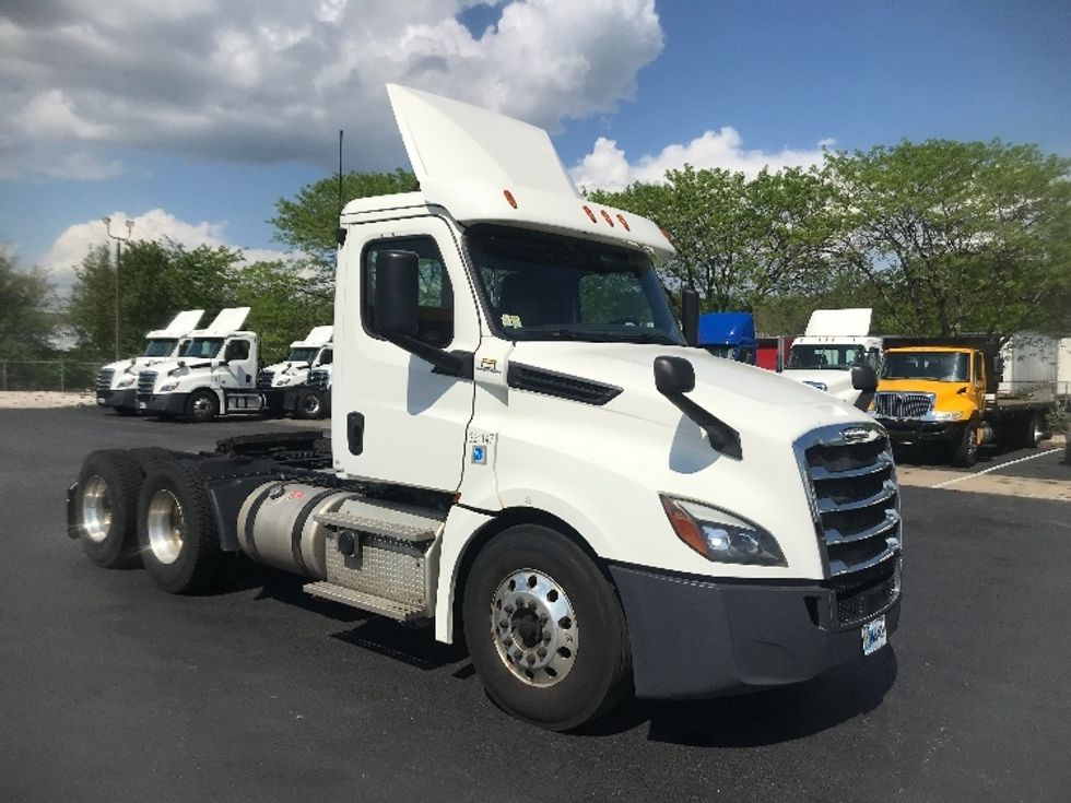 Day Cab Tractor-Heavy Duty Tractors-Freightliner-2019-T12664ST-Reading-PA-498,424\n\t\tmiles-$ 38,250 - Image 1