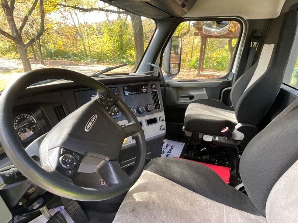 Day Cab Tractor-Heavy Duty Tractors-Freightliner-2019-T12664ST-Reading-PA-514,645\n\t\tmiles-$ 35,500 - Image 10