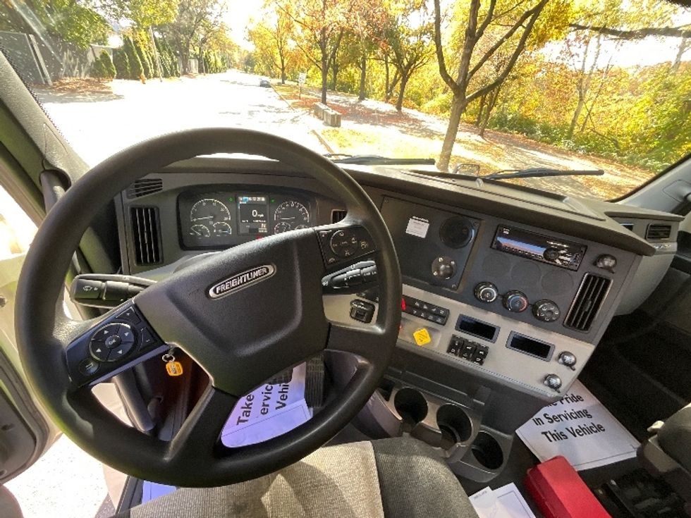 Day Cab Tractor-Heavy Duty Tractors-Freightliner-2019-T12664ST-Reading-PA-514,645\n\t\tmiles-$ 35,500 - Image 11