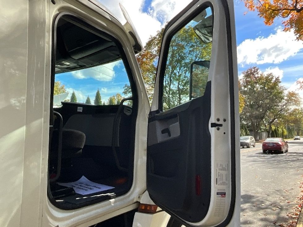 Day Cab Tractor-Heavy Duty Tractors-Freightliner-2019-T12664ST-Reading-PA-514,645\n\t\tmiles-$ 35,500 - Image 12