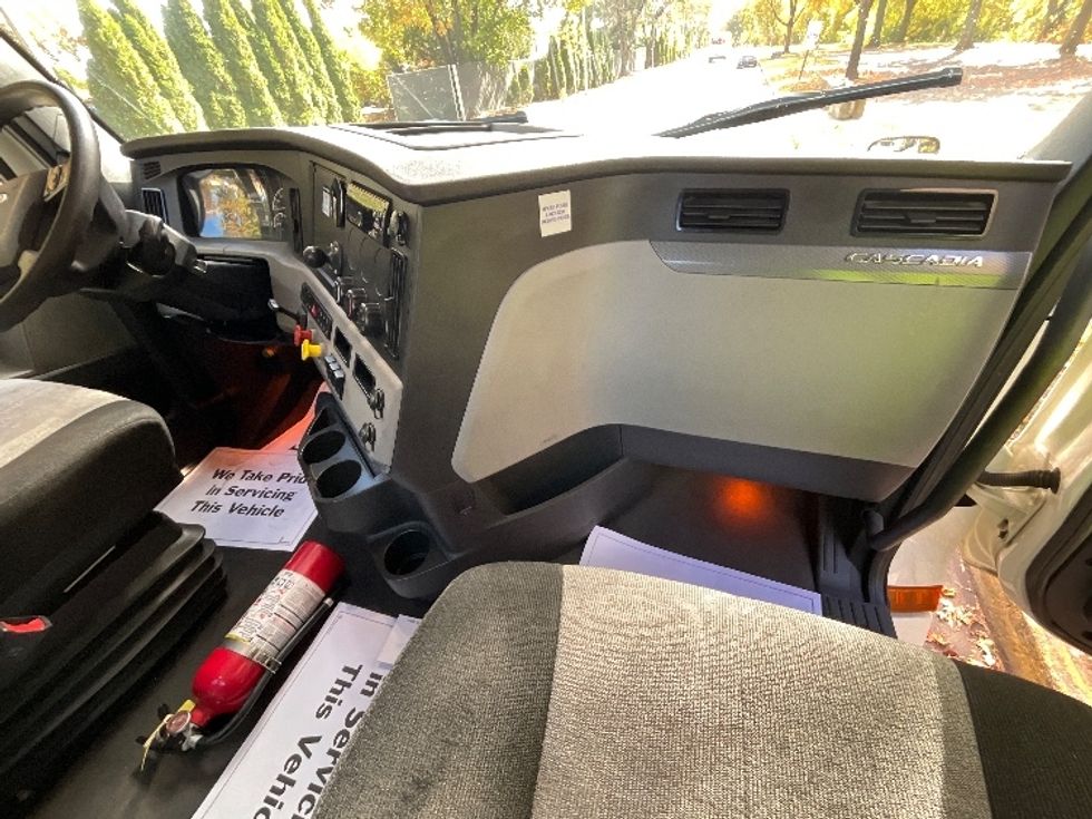 Day Cab Tractor-Heavy Duty Tractors-Freightliner-2019-T12664ST-Reading-PA-514,645\n\t\tmiles-$ 35,500 - Image 13