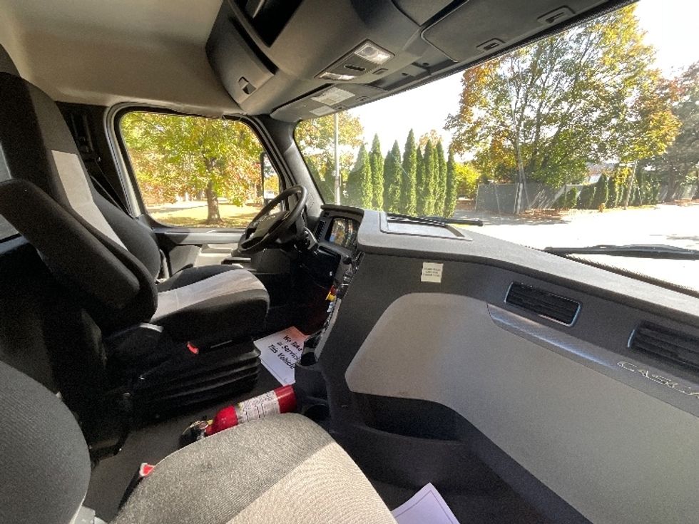 Day Cab Tractor-Heavy Duty Tractors-Freightliner-2019-T12664ST-Reading-PA-514,645\n\t\tmiles-$ 35,500 - Image 14