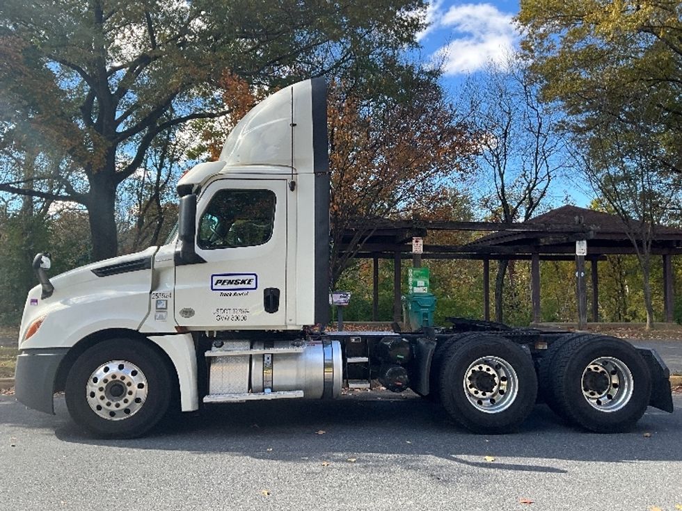 Day Cab Tractor-Heavy Duty Tractors-Freightliner-2019-T12664ST-Reading-PA-514,645\n\t\tmiles-$ 35,500 - Image 4