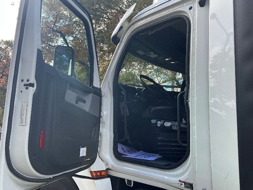 Day Cab Tractor-Heavy Duty Tractors-Freightliner-2019-T12664ST-Reading-PA-514,645\n\t\tmiles-$ 35,500 - Image 9