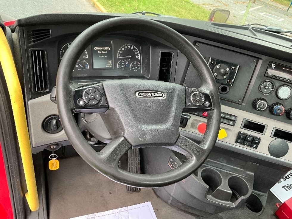 Day Cab Tractor-Heavy Duty Tractors-Freightliner-2019-T12664ST-Reading-PA-609,015\n\t\tmiles-$ 27,500 - Image 11