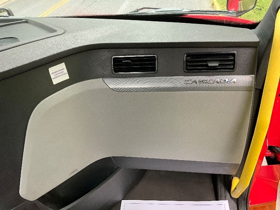 Day Cab Tractor-Heavy Duty Tractors-Freightliner-2019-T12664ST-Reading-PA-609,015\n\t\tmiles-$ 27,500 - Image 13