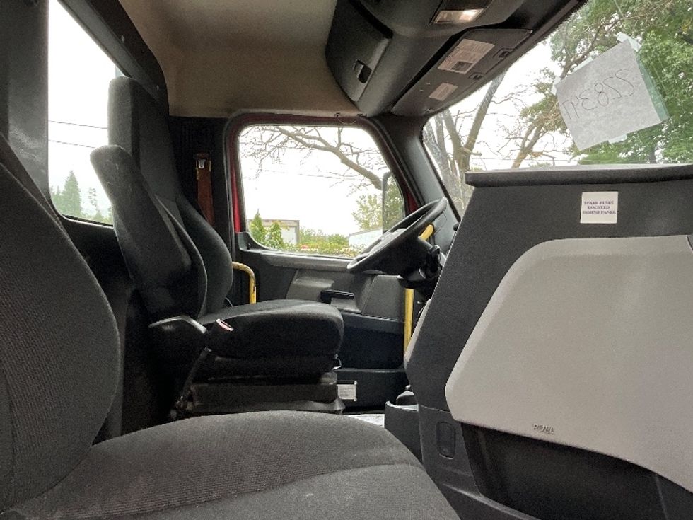 Day Cab Tractor-Heavy Duty Tractors-Freightliner-2019-T12664ST-Reading-PA-609,015\n\t\tmiles-$ 27,500 - Image 14