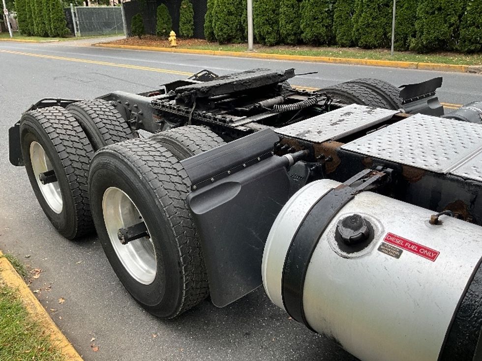 Day Cab Tractor-Heavy Duty Tractors-Freightliner-2019-T12664ST-Reading-PA-609,015\n\t\tmiles-$ 27,500 - Image 18