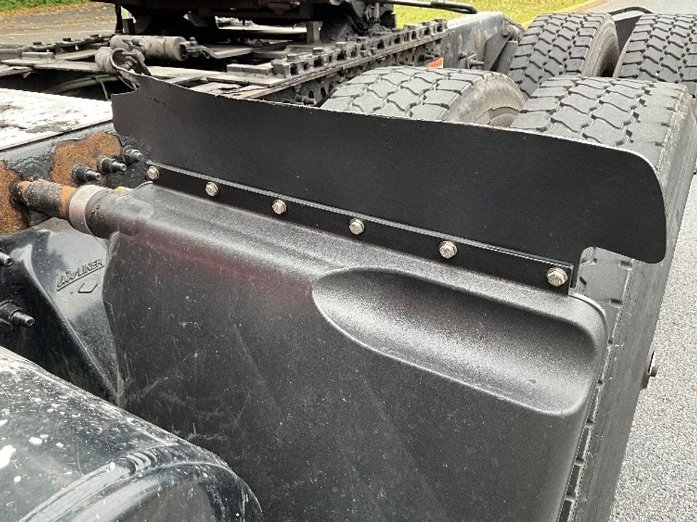 Day Cab Tractor-Heavy Duty Tractors-Freightliner-2019-T12664ST-Reading-PA-609,015\n\t\tmiles-$ 27,500 - Image 19