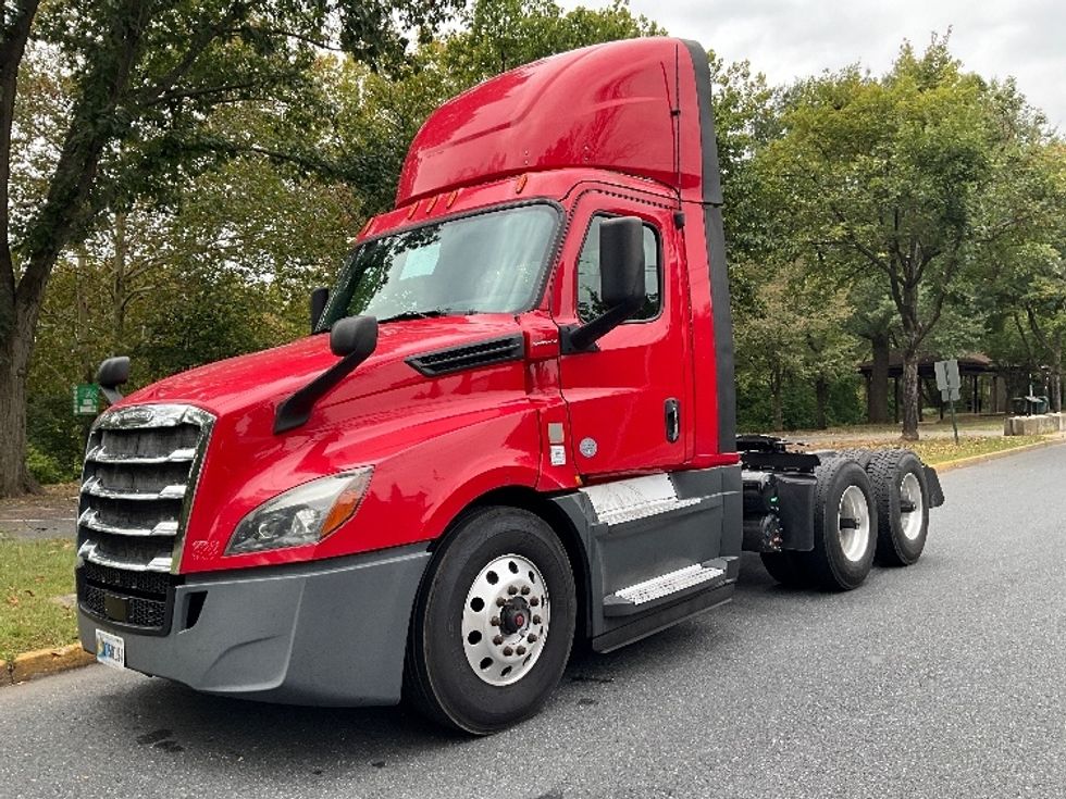 Day Cab Tractor-Heavy Duty Tractors-Freightliner-2019-T12664ST-Reading-PA-609,015\n\t\tmiles-$ 27,500 - Image 3