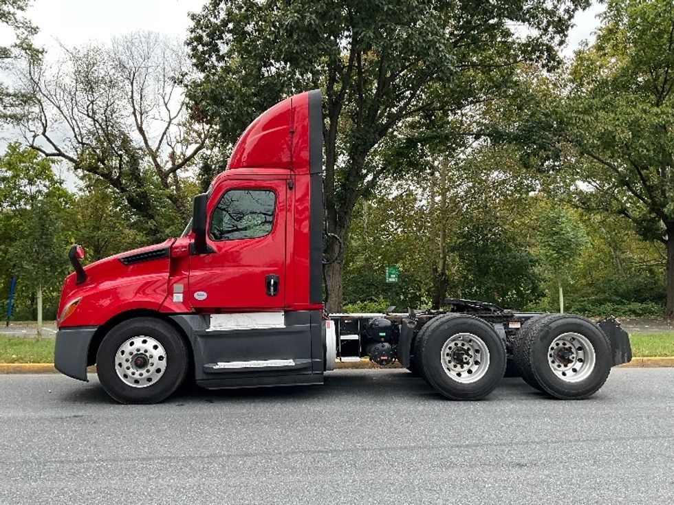 Day Cab Tractor-Heavy Duty Tractors-Freightliner-2019-T12664ST-Reading-PA-609,015\n\t\tmiles-$ 27,500 - Image 4