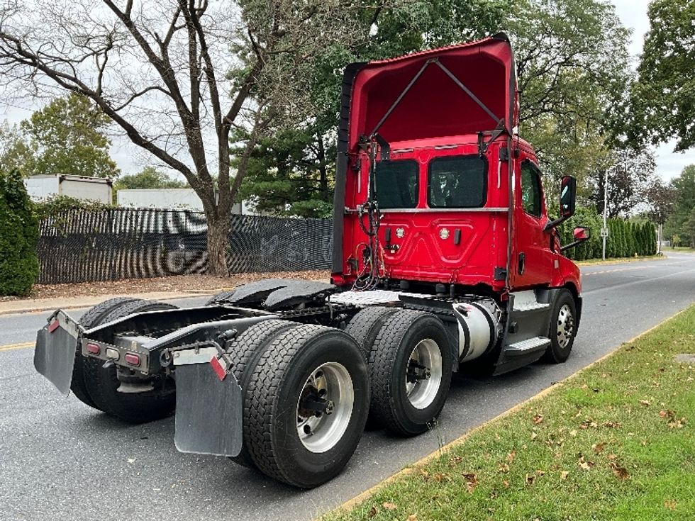 Day Cab Tractor-Heavy Duty Tractors-Freightliner-2019-T12664ST-Reading-PA-609,015\n\t\tmiles-$ 27,500 - Image 7