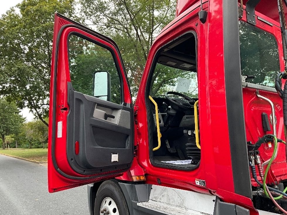 Day Cab Tractor-Heavy Duty Tractors-Freightliner-2019-T12664ST-Reading-PA-609,015\n\t\tmiles-$ 27,500 - Image 9