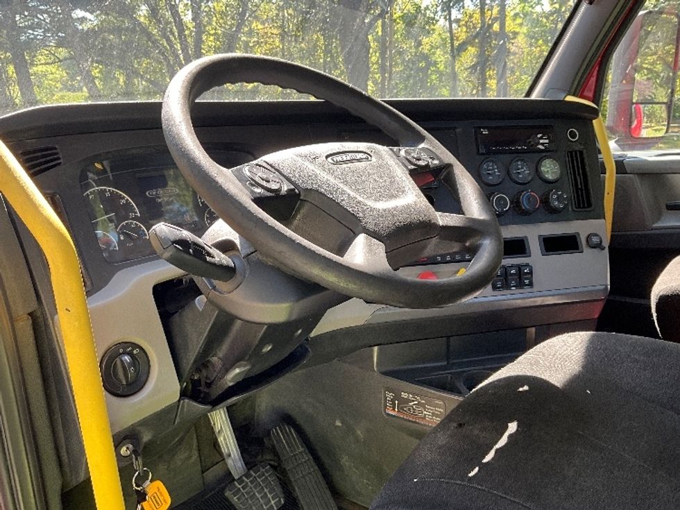 2019 Freightliner Cascadia 126" Day cab photo 9