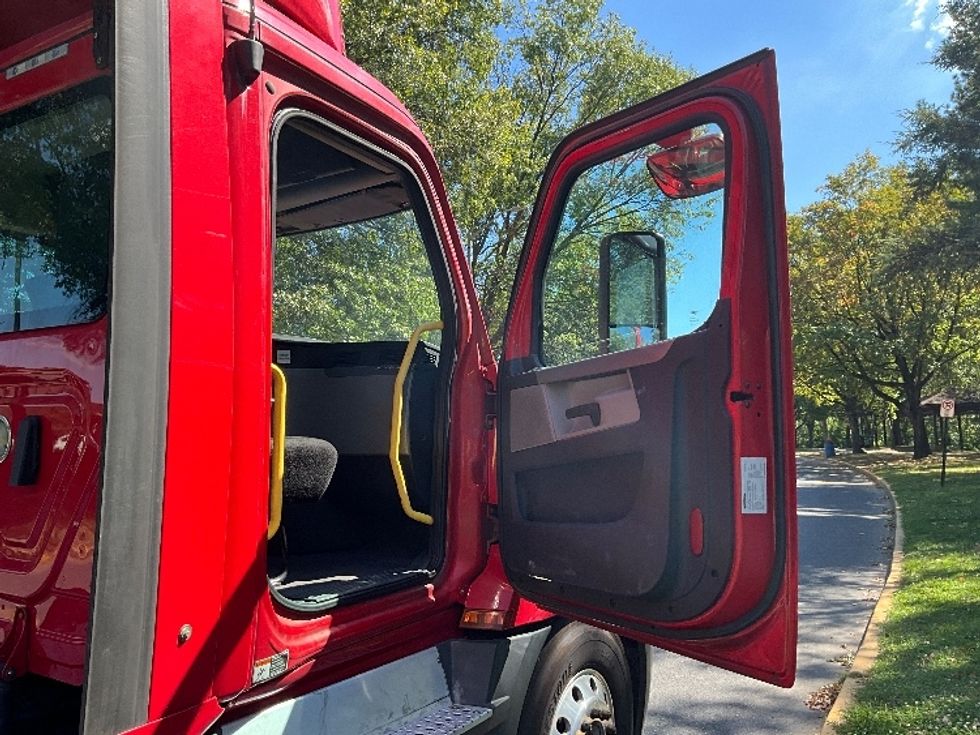 2019 Freightliner Cascadia 126" Day cab photo 11