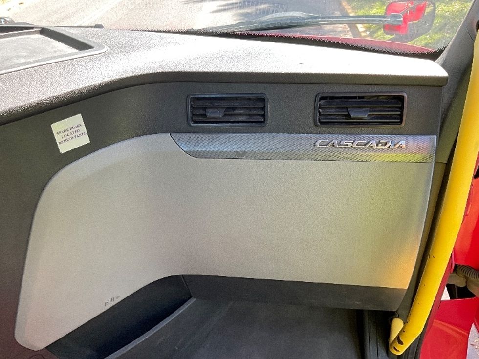 Day Cab Tractor-Heavy Duty Tractors-Freightliner-2019-T12664ST-Reading-PA-623,745\n\t\tmiles-$ 26,250 - Image 13