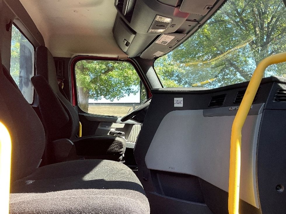 2019 Freightliner Cascadia 126" Day cab photo 12