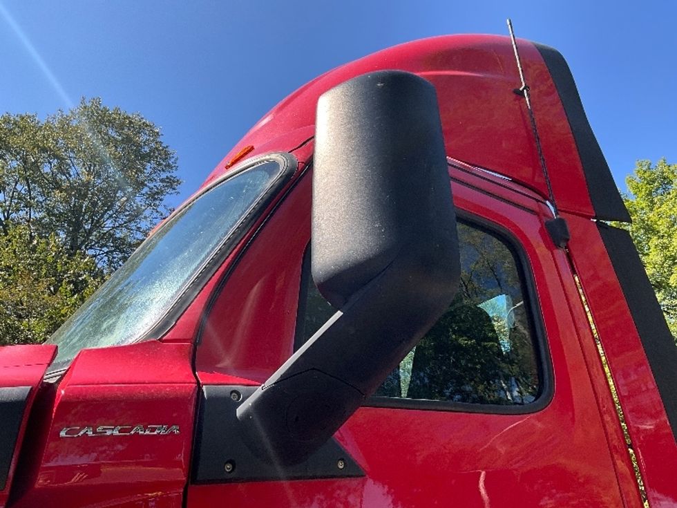 2019 Freightliner Cascadia 126" Day cab photo 19
