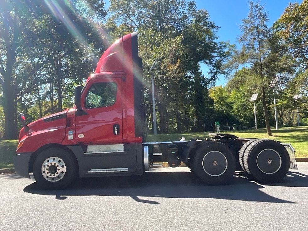 2019 Freightliner Cascadia 126" Day cab photo 3