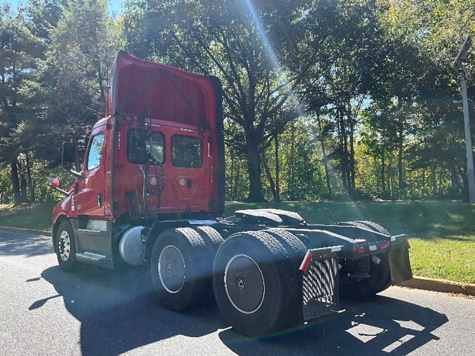 2019 Freightliner Cascadia 126" Day cab photo 4