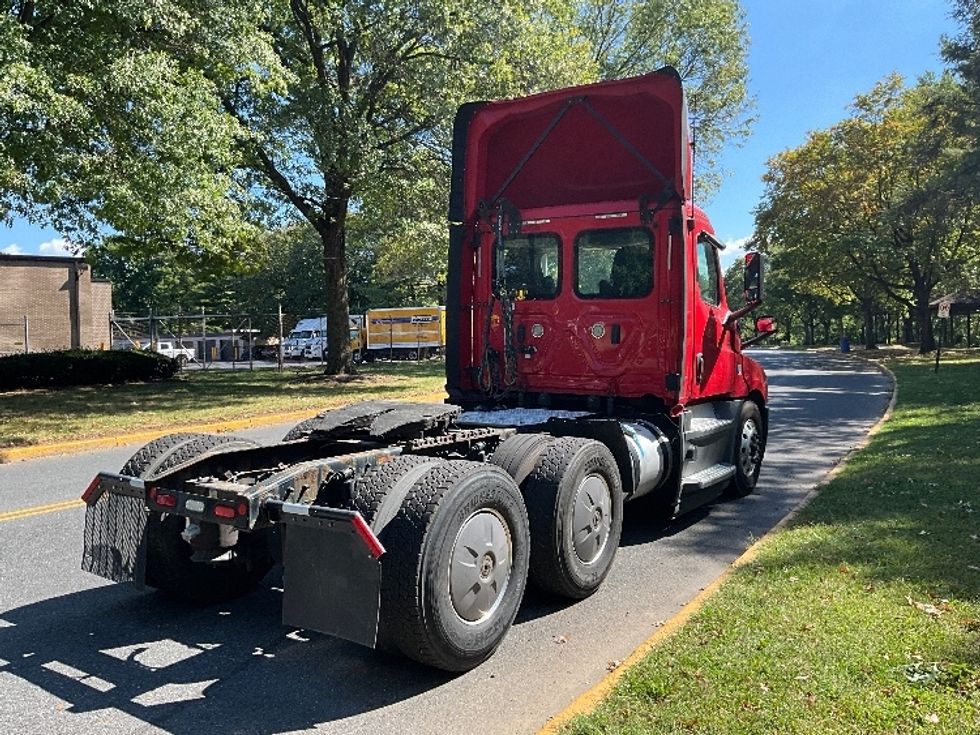 2019 Freightliner Cascadia 126" Day cab photo 6