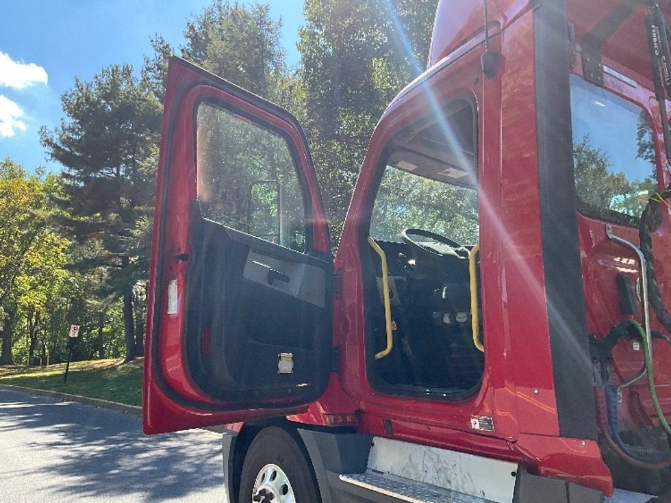 2019 Freightliner Cascadia 126" Day cab photo 8