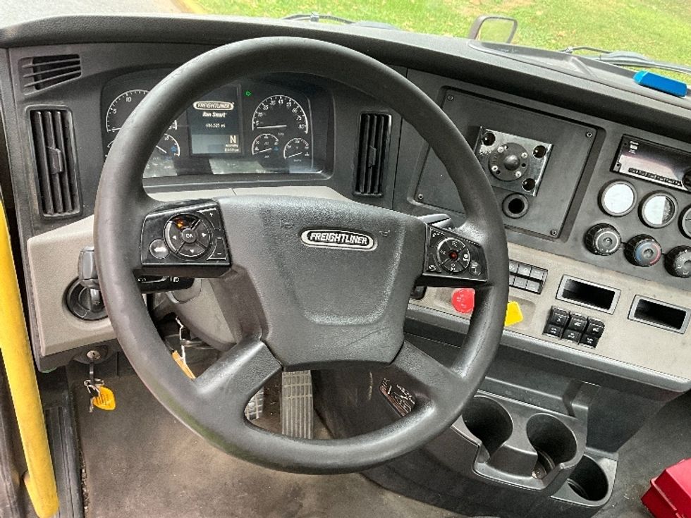 Day Cab Tractor-Heavy Duty Tractors-Freightliner-2019-T12664ST-Reading-PA-636,394\n\t\tmiles-$ 25,250 - Image 11