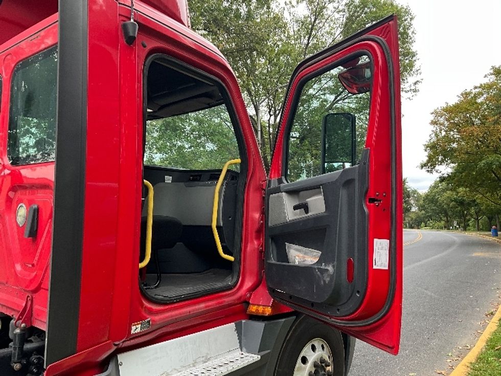 Day Cab Tractor-Heavy Duty Tractors-Freightliner-2019-T12664ST-Reading-PA-636,394\n\t\tmiles-$ 25,250 - Image 12