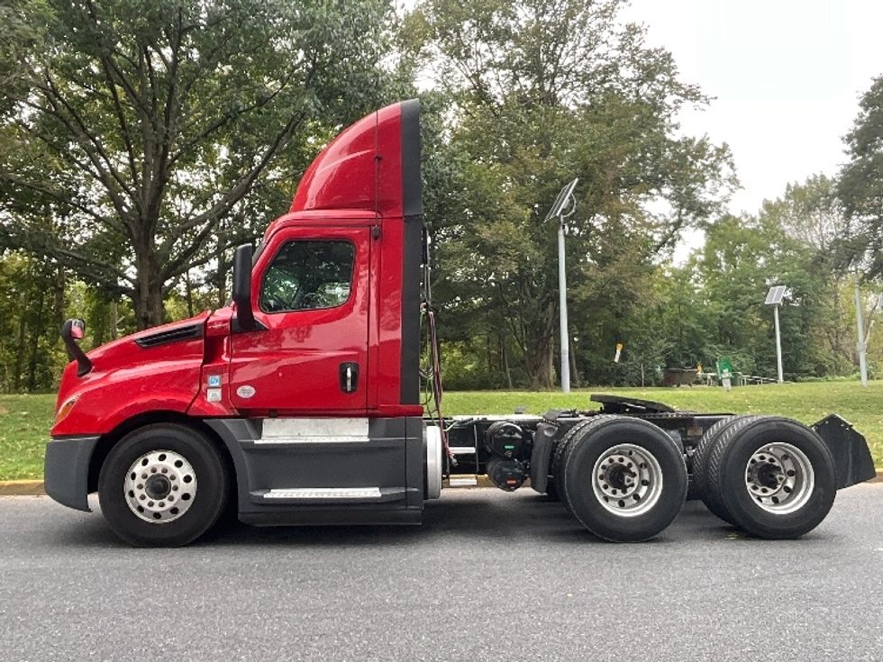 Day Cab Tractor-Heavy Duty Tractors-Freightliner-2019-T12664ST-Reading-PA-636,394\n\t\tmiles-$ 25,250 - Image 4