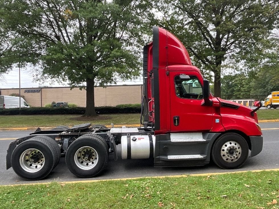 Day Cab Tractor-Heavy Duty Tractors-Freightliner-2019-T12664ST-Reading-PA-636,394\n\t\tmiles-$ 25,250 - Image 8