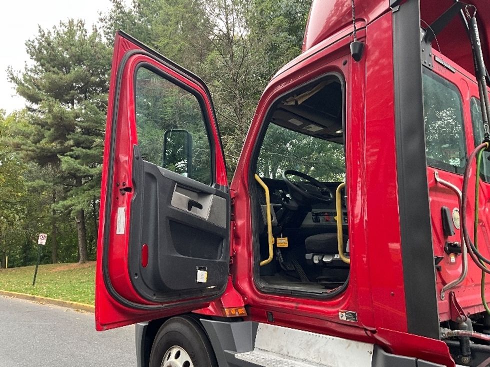 Day Cab Tractor-Heavy Duty Tractors-Freightliner-2019-T12664ST-Reading-PA-636,394\n\t\tmiles-$ 25,250 - Image 9