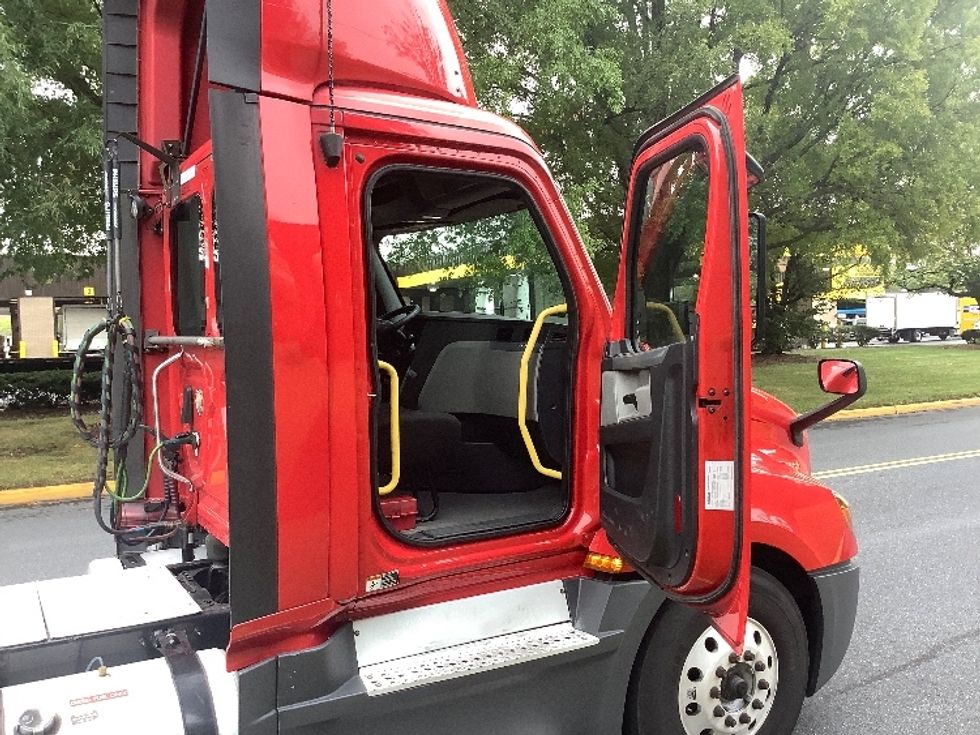 Day Cab Tractor-Heavy Duty Tractors-Freightliner-2019-T12664ST-Reading-PA-637,949\n\t\tmiles-$ 25,250 - Image 12