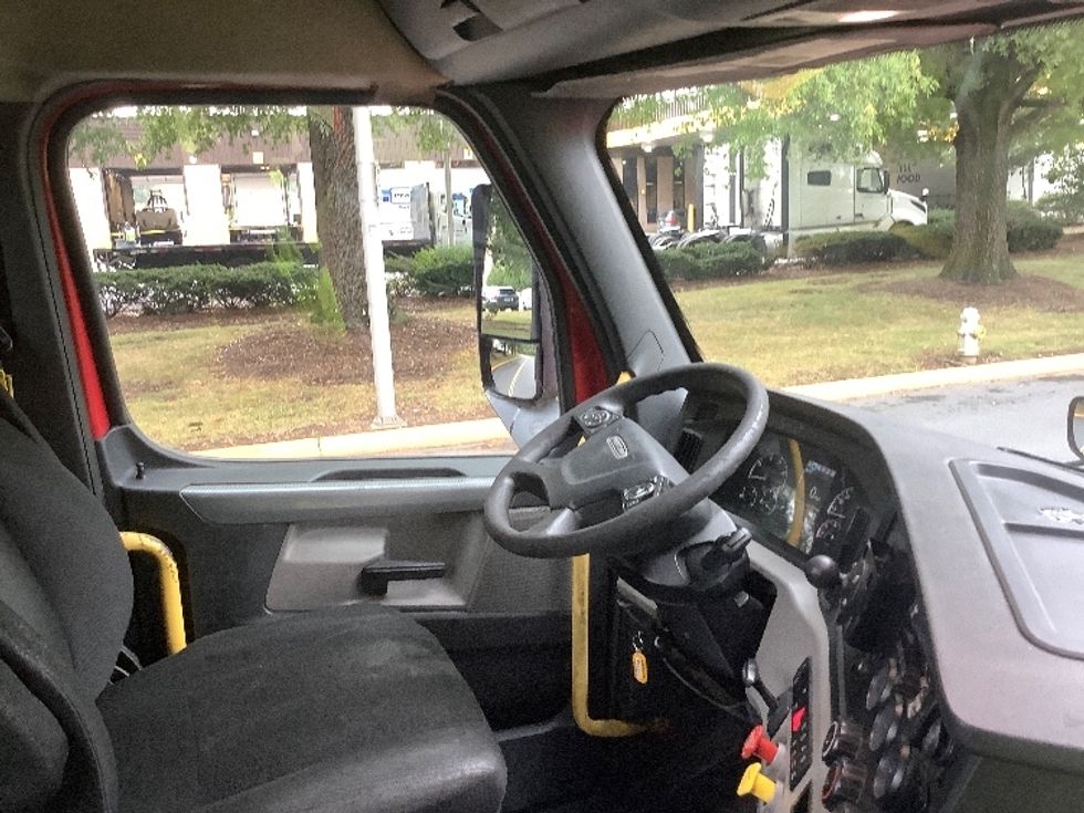 Day Cab Tractor-Heavy Duty Tractors-Freightliner-2019-T12664ST-Reading-PA-637,949\n\t\tmiles-$ 25,250 - Image 14