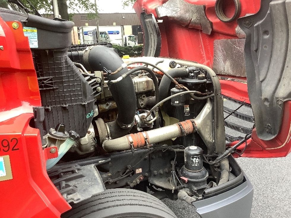 Day Cab Tractor-Heavy Duty Tractors-Freightliner-2019-T12664ST-Reading-PA-637,949\n\t\tmiles-$ 25,250 - Image 15