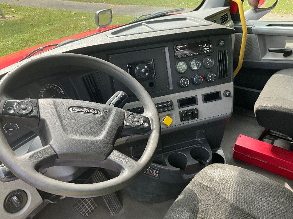 Day Cab Tractor-Heavy Duty Tractors-Freightliner-2019-T12664ST-Reading-PA-648,489\n\t\tmiles-$ 25,250 - Image 10