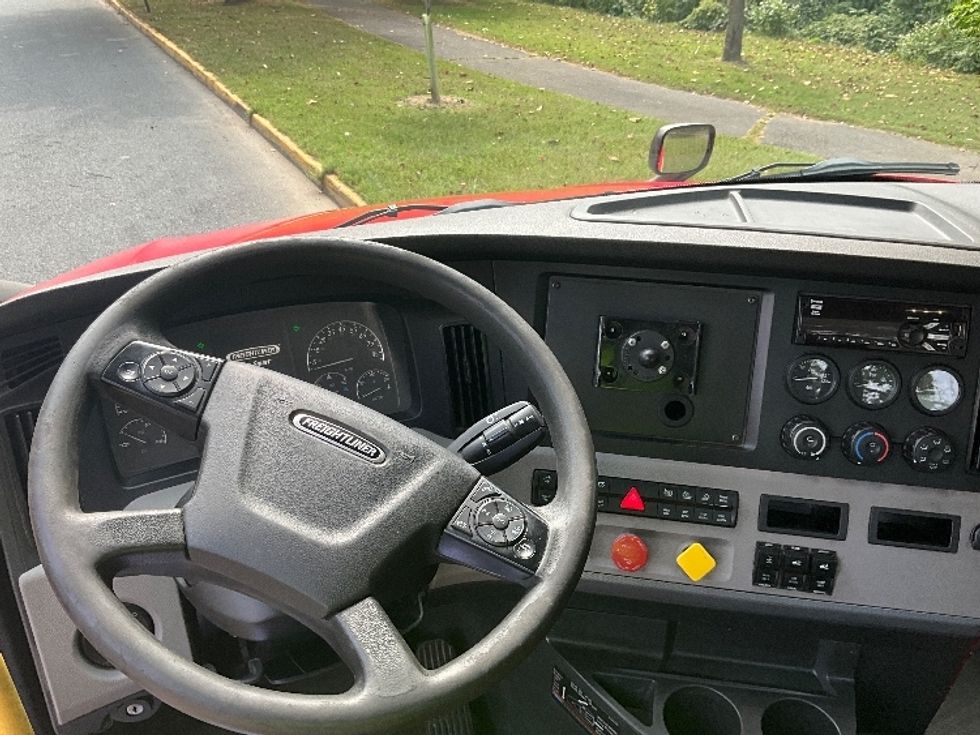 Day Cab Tractor-Heavy Duty Tractors-Freightliner-2019-T12664ST-Reading-PA-648,489\n\t\tmiles-$ 25,250 - Image 11