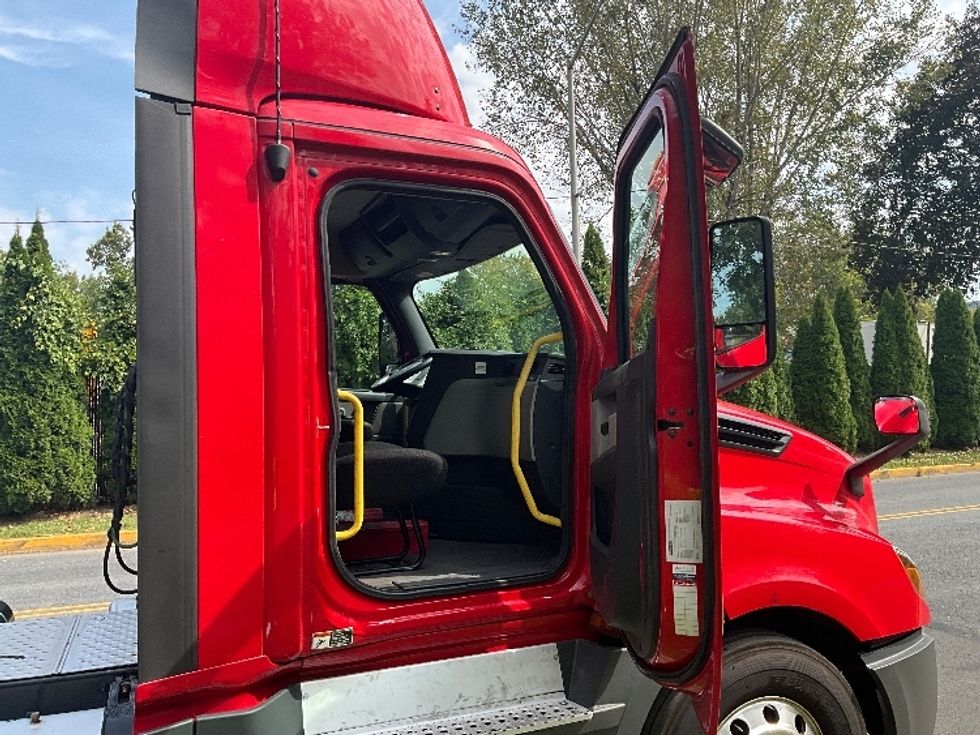 Day Cab Tractor-Heavy Duty Tractors-Freightliner-2019-T12664ST-Reading-PA-648,489\n\t\tmiles-$ 25,250 - Image 12