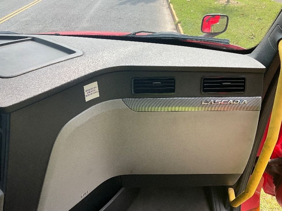 Day Cab Tractor-Heavy Duty Tractors-Freightliner-2019-T12664ST-Reading-PA-648,489\n\t\tmiles-$ 25,250 - Image 13