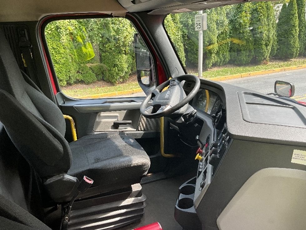 Day Cab Tractor-Heavy Duty Tractors-Freightliner-2019-T12664ST-Reading-PA-648,489\n\t\tmiles-$ 25,250 - Image 14