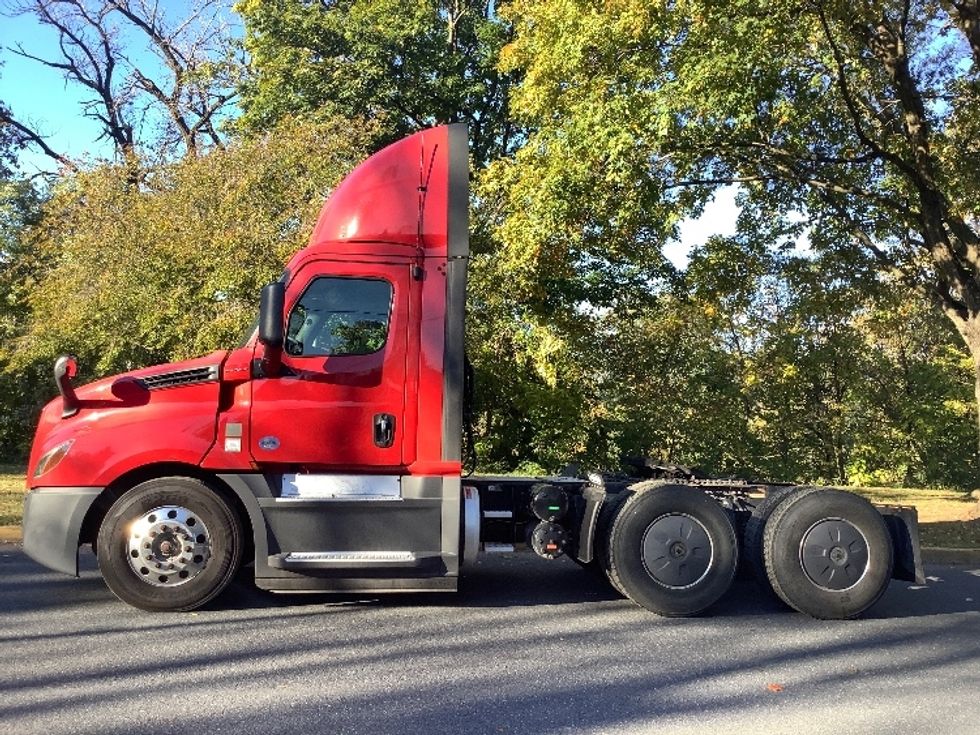 Day Cab Tractor-Heavy Duty Tractors-Freightliner-2019-T12664ST-Reading-PA-648,489\n\t\tmiles-$ 25,250 - Image 4