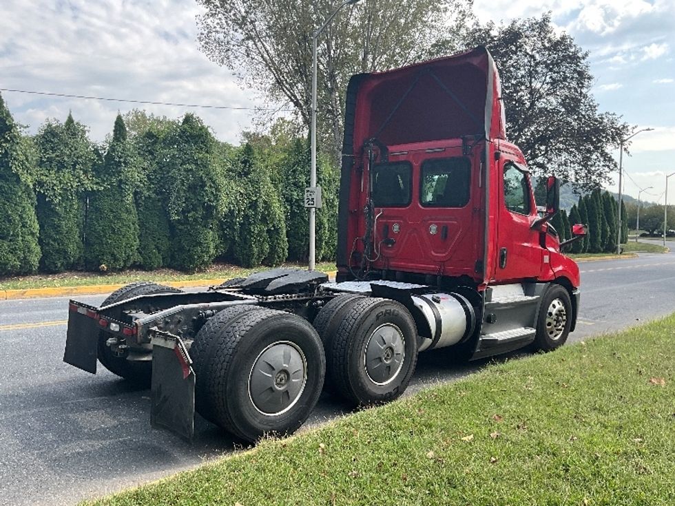 Day Cab Tractor-Heavy Duty Tractors-Freightliner-2019-T12664ST-Reading-PA-648,489\n\t\tmiles-$ 25,250 - Image 7