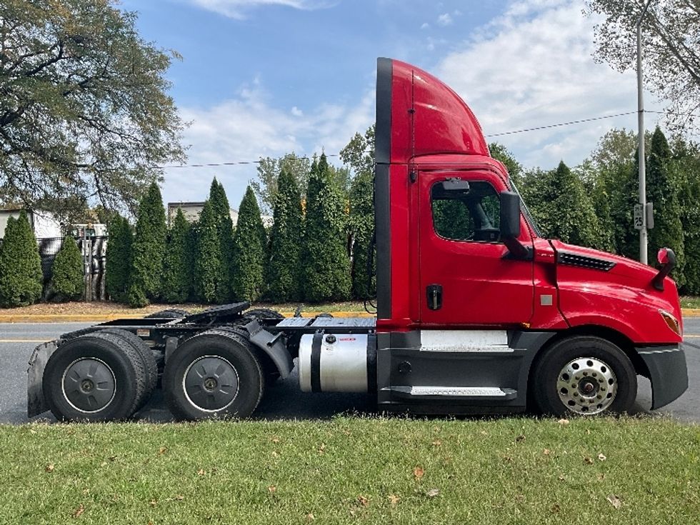 Day Cab Tractor-Heavy Duty Tractors-Freightliner-2019-T12664ST-Reading-PA-648,489\n\t\tmiles-$ 25,250 - Image 8