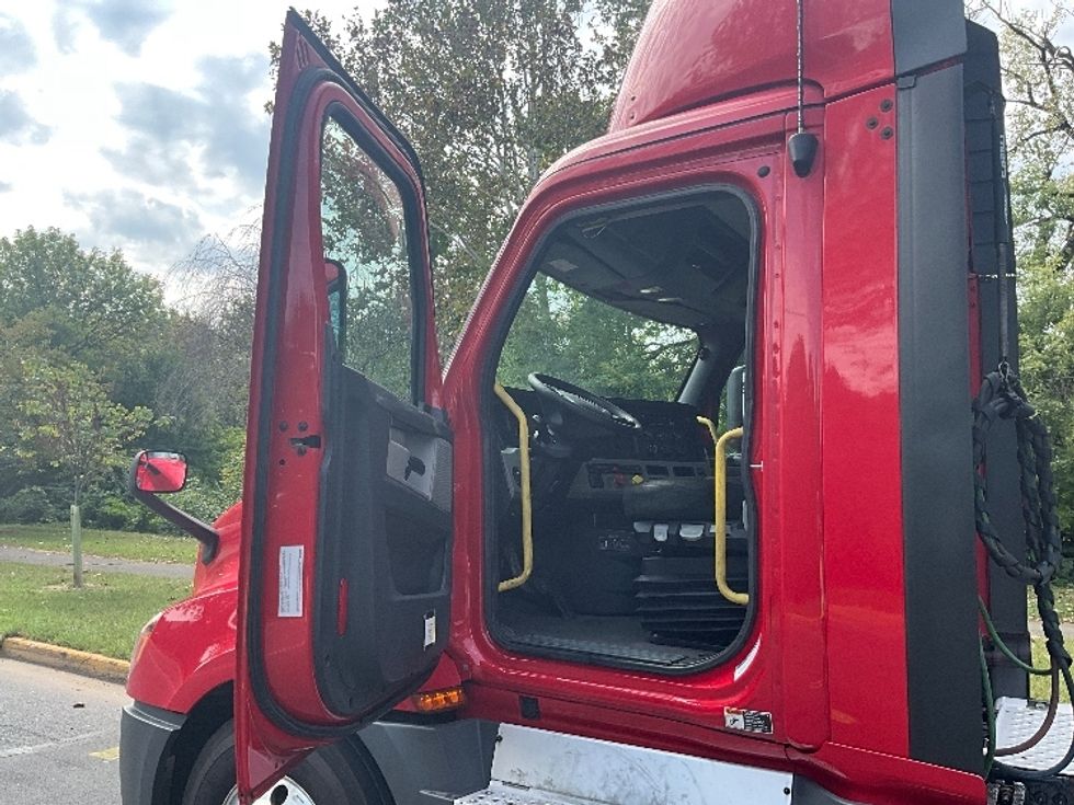 Day Cab Tractor-Heavy Duty Tractors-Freightliner-2019-T12664ST-Reading-PA-648,489\n\t\tmiles-$ 25,250 - Image 9
