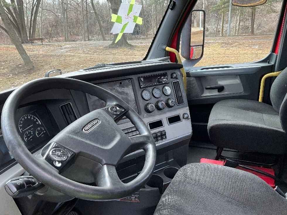 Day Cab Tractor-Heavy Duty Tractors-Freightliner-2019-T12664ST-Reading-PA-679,551\n\t\tmiles-$ 29,250 - Image 10