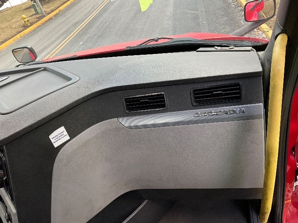 Day Cab Tractor-Heavy Duty Tractors-Freightliner-2019-T12664ST-Reading-PA-679,551\n\t\tmiles-$ 29,250 - Image 13