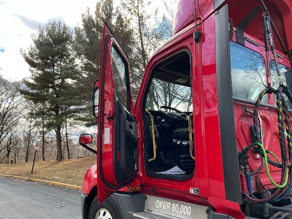 Day Cab Tractor-Heavy Duty Tractors-Freightliner-2019-T12664ST-Reading-PA-679,551\n\t\tmiles-$ 29,250 - Image 9