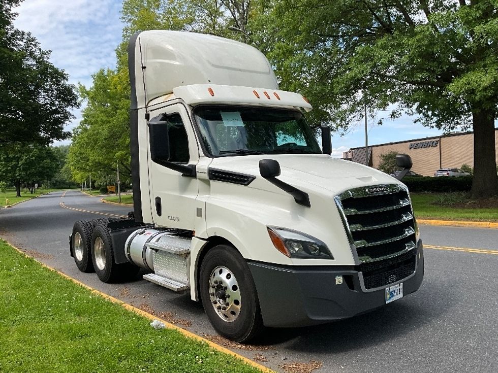 Day Cab Tractor-Heavy Duty Tractors-Freightliner-2019-T12664ST-Reading-PA-692,429\n\t\tmiles-$ 26,750 - Image 1