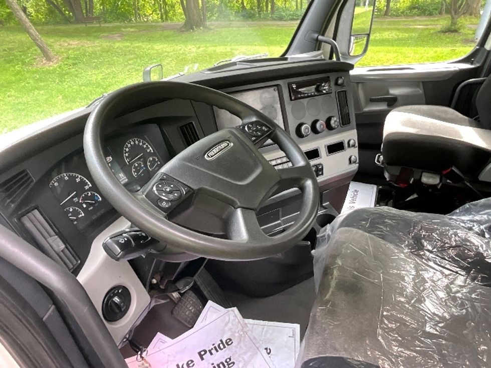 Day Cab Tractor-Heavy Duty Tractors-Freightliner-2019-T12664ST-Reading-PA-692,429\n\t\tmiles-$ 26,750 - Image 10
