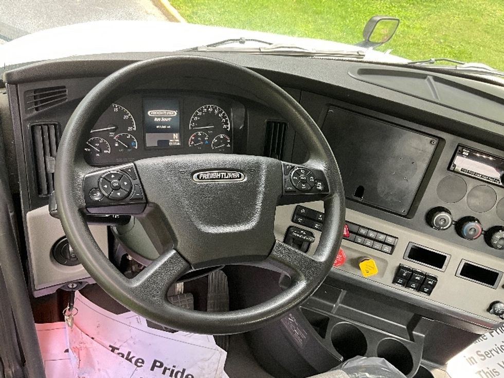 Day Cab Tractor-Heavy Duty Tractors-Freightliner-2019-T12664ST-Reading-PA-692,429\n\t\tmiles-$ 26,750 - Image 11