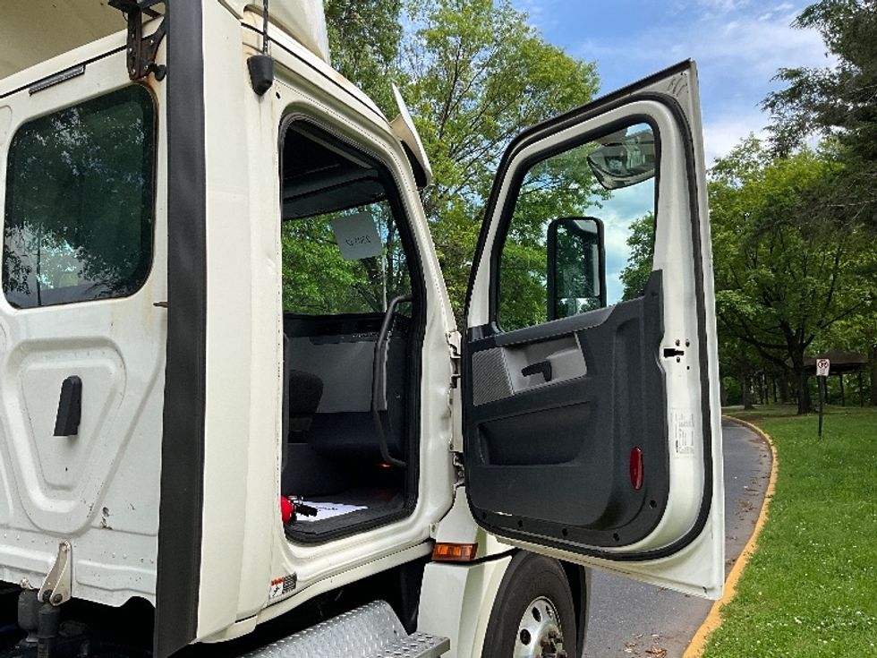 Day Cab Tractor-Heavy Duty Tractors-Freightliner-2019-T12664ST-Reading-PA-692,429\n\t\tmiles-$ 26,750 - Image 12